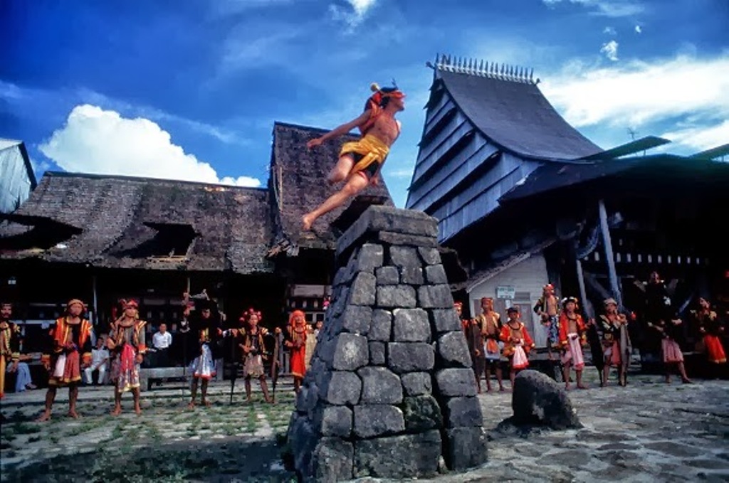 Menyelami Tradisi Budaya dan Alam Tropis Indonesia yang Beragam